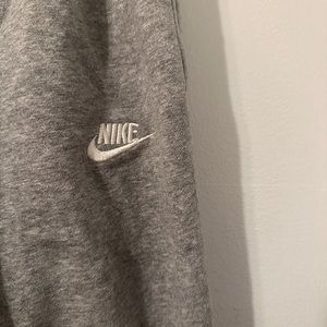 GRAY NIKE SWEATPANTS